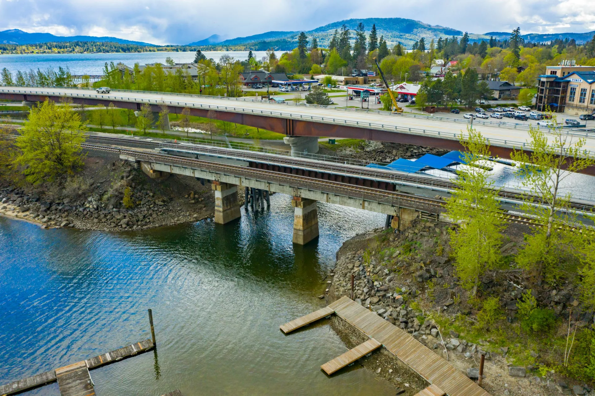 Hanson provided design and construction observation services for a second main track over Lake Pend Oreille in Sandpoint, Idaho, a project that also includes new bridges over Bridge Street and Sand Creek.