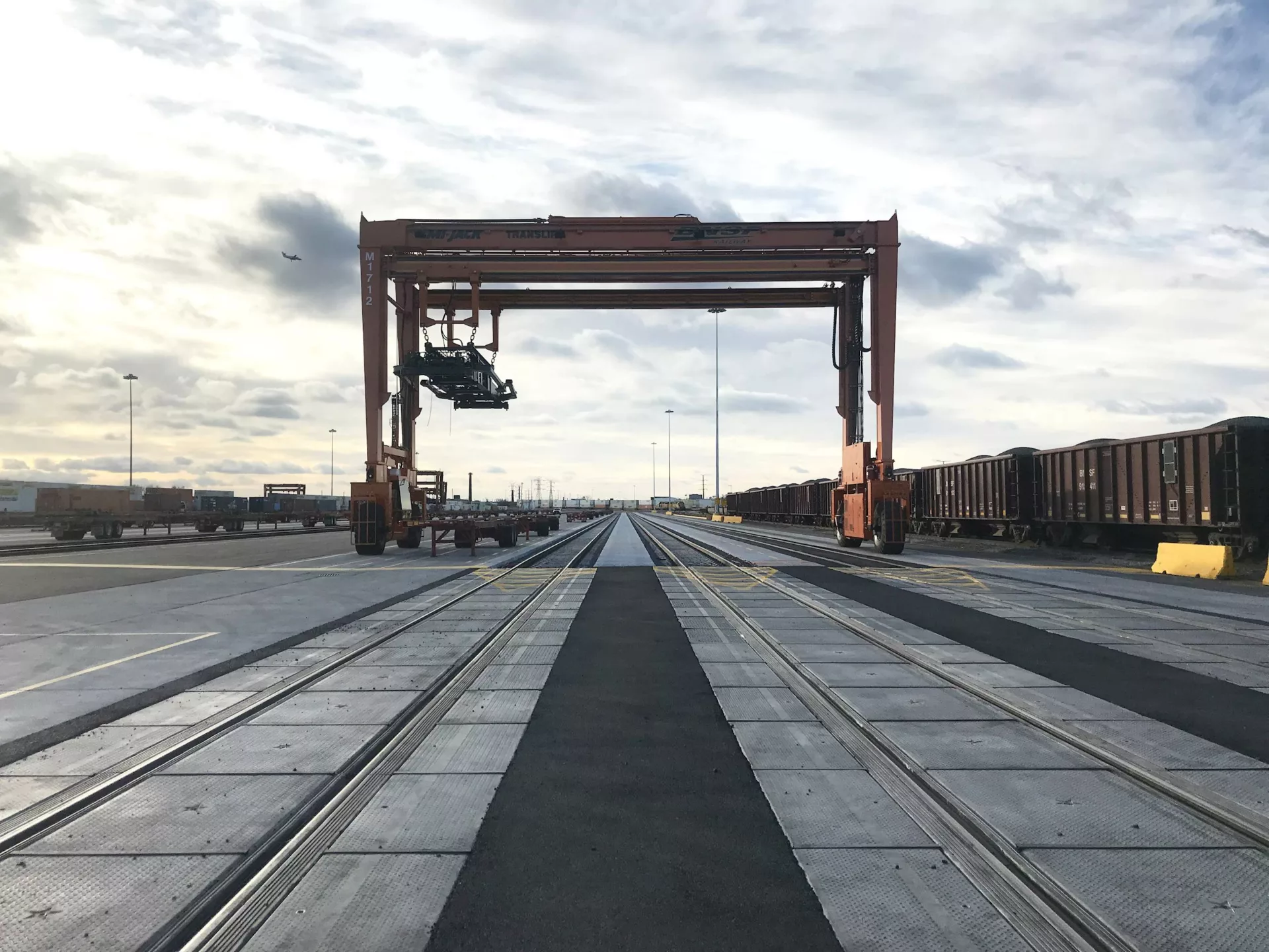 Hanson provided design engineering and construction management services for the cantilevered rubber tire gantry crane expansion at BNSF Railway Co.’s Corwith Intermodal Facility in Chicago.