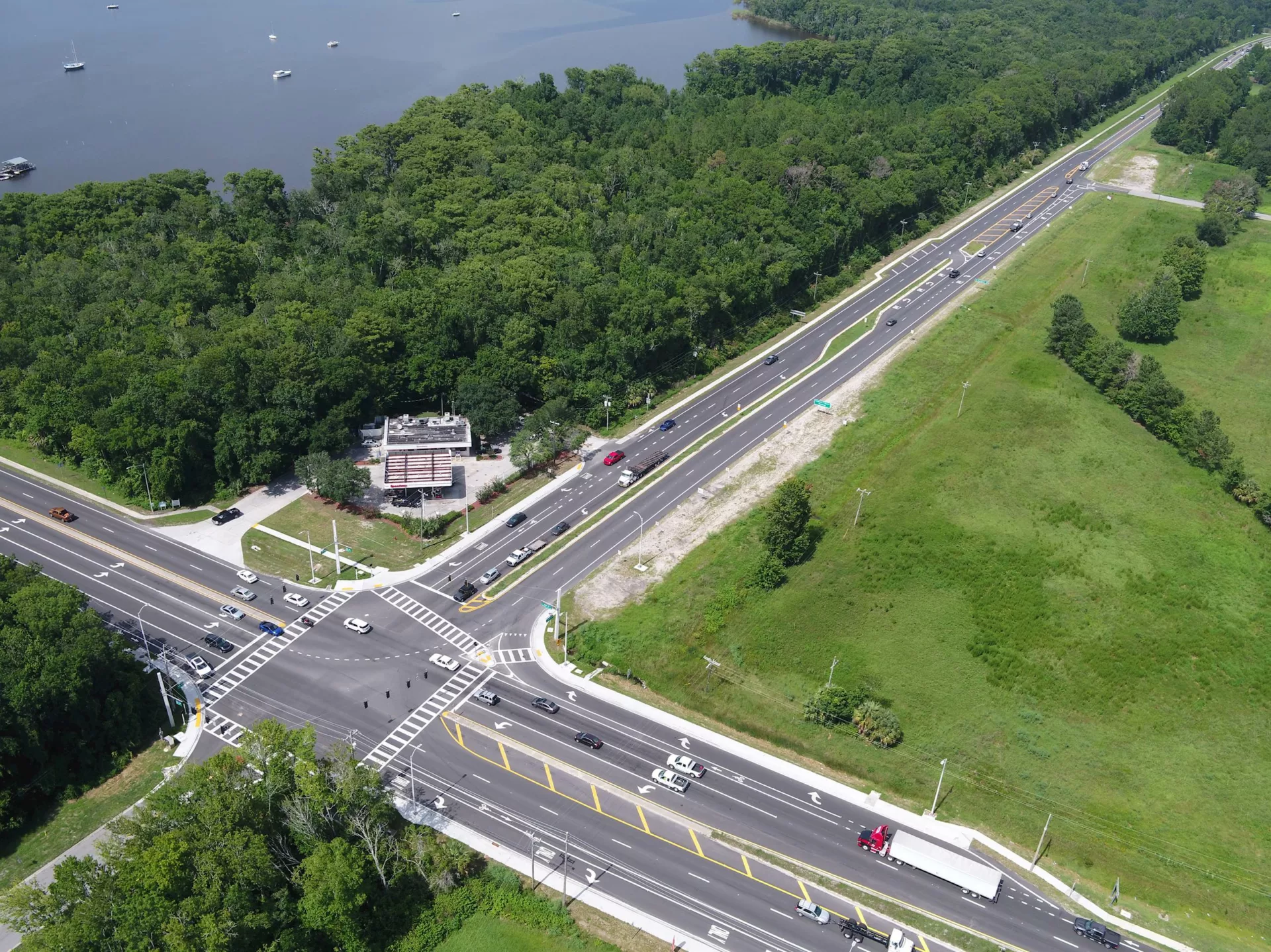 Hanson provided final design for improvements to safety, traffic flow and access to a gas station at the intersection of state roads 15 and 16 in Green Cove Springs, Florida.