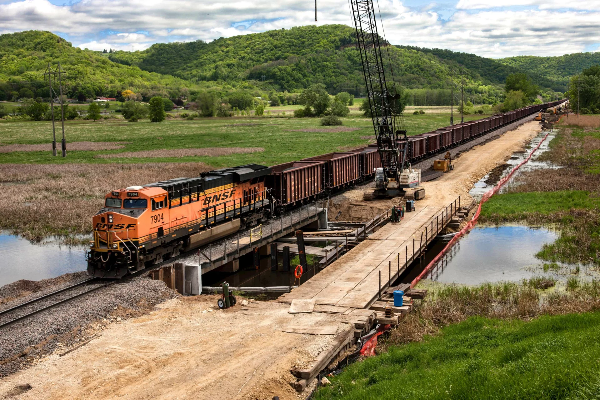 BNSF retained Hanson to manage the environmental permitting process for the LaCrosse (Wisconsin) double-track project.