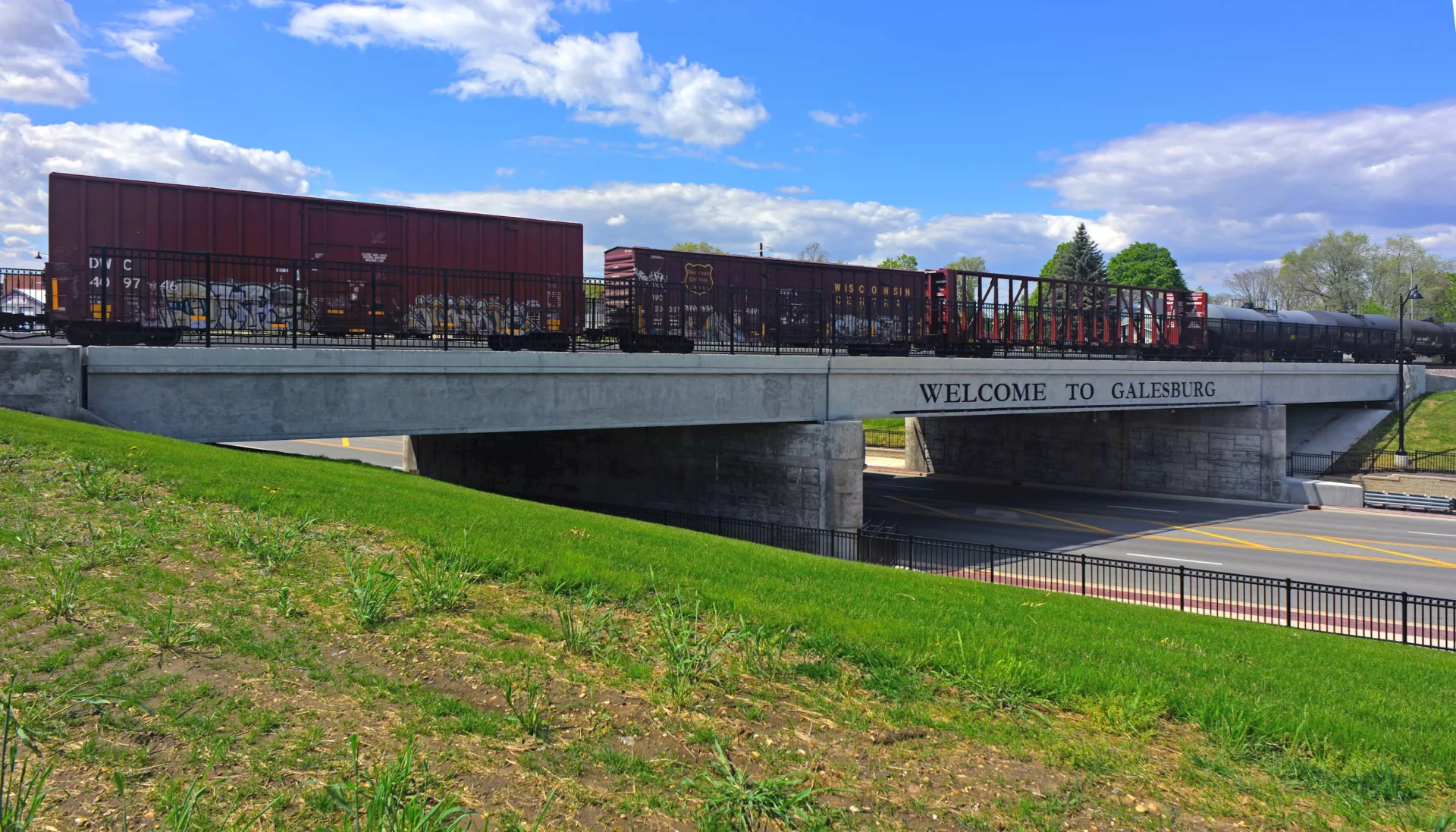 Hanson provided project development, construction plan preparation and construction engineering services for three grade separations in Galesburg, Illinois, including the Rev. John A. Sibley Sr. Underpass on East Main Street.