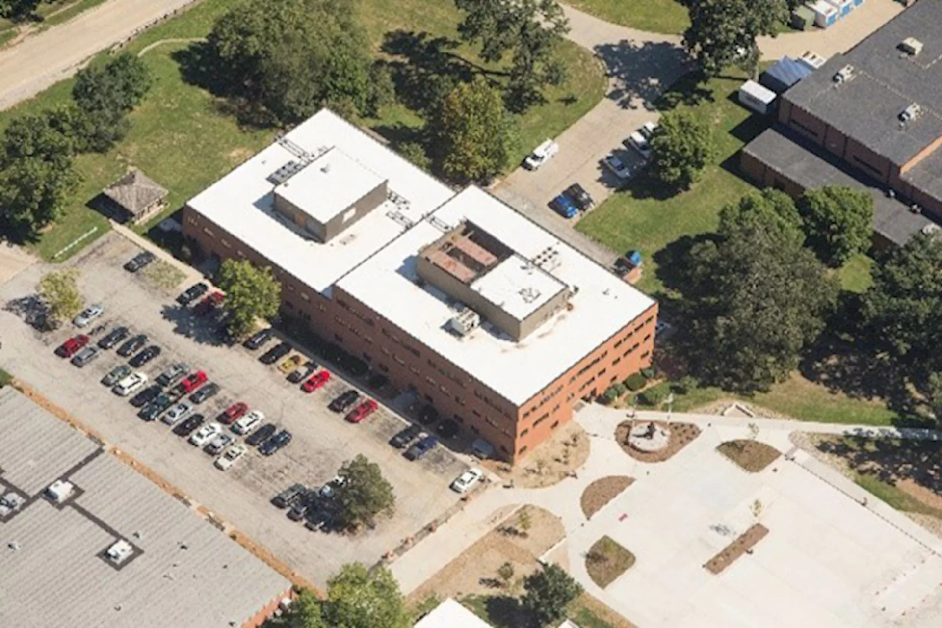 Hanson helped develop a hybrid geothermal system with vertical closed-loop wells and a dry cooler for the Illinois Army National Guard’s AGO building in Springfield, Illinois.