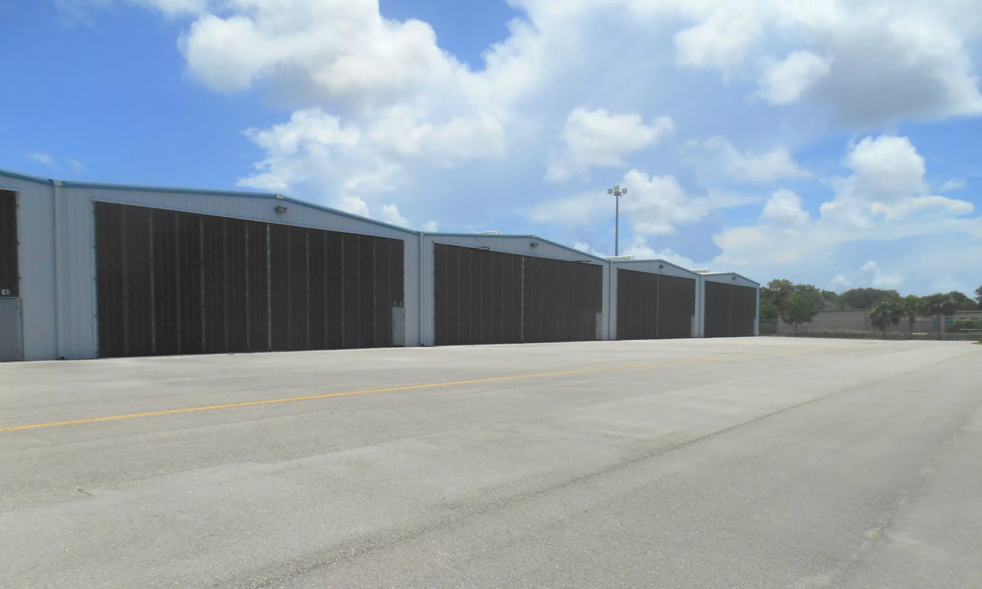 Vero hangar 1